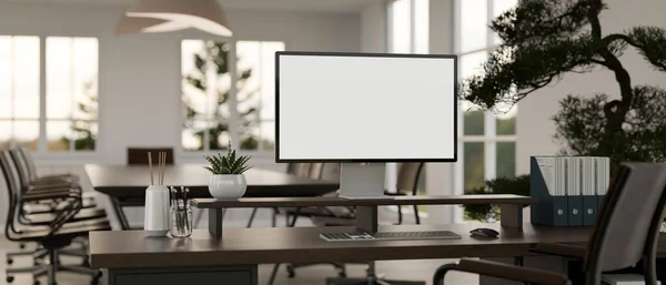 オフィスの机と会議テーブル コンピュータの白い画面のモックアップと暗い木製のテーブル 盆栽の木 装飾品と現代のロフトCeoオフィス 3Dレンダリング 3Dイラスト — ストック写真