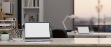 Laptop beyaz ekran maketi, aksesuarlar ve modern ofisin bulanık arka planı üzerine kopyalama alanı olan ofis masası. 3d görüntüleme, 3d illüstrasyon