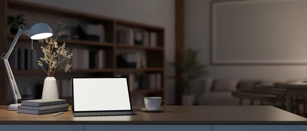 一个平板白色的屏幕模型 一个咖啡杯 花瓶和复制空间在舒适的客厅的桌上夜晚 黑暗工作空间的概念 3D渲染 3D说明 — 图库照片