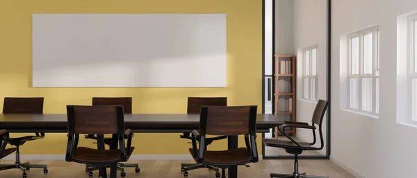 ミーティングテーブル付きのモダンなスタイリッシュな会議室のインテリアデザイン 黄色の壁とオフィスの装飾に空白のポスターモックアップ 3Dレンダリング 3Dイラスト — ストック写真