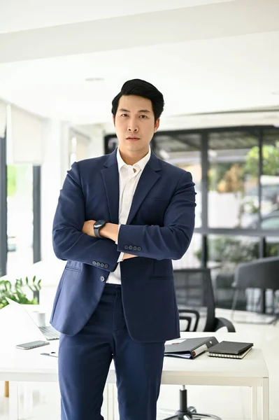 Portrét Pohledného Chytrého Tisíciletého Asijského Podnikatele Nebo Výkonného Ředitele Formálním — Stock fotografie