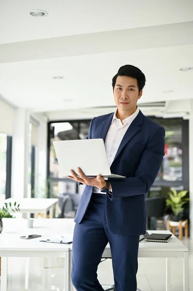 성공적 전문적 밀레니엄 아시아 사업가 공식적 비즈니스 슈트의 Ceo 노트북 — 스톡 사진