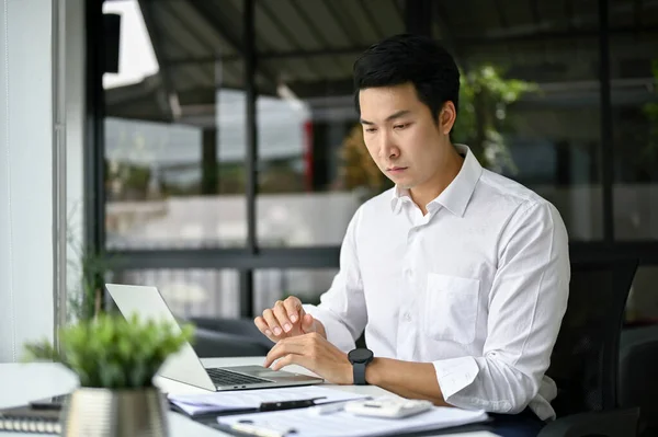 획기적 밀레니엄 아시아 사업가 사무실에 책상에서 노트북으로 온라인 문서를 있습니다 — 스톡 사진