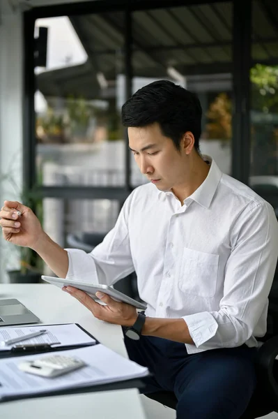 전문적 밀레니엄 아시아 사업가가 자신의 디지털 태블릿을 사용하여 사무실에 자신의 — 스톡 사진
