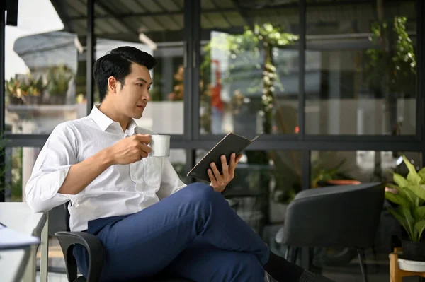 전문적 잘생긴 밀레니엄 아시아 사업가나 보스는 사무실에서 커피를 마시면서 초점을 — 스톡 사진