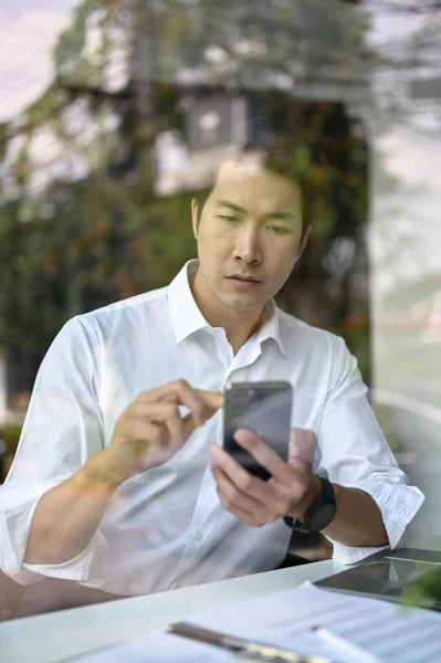 사무실에서 일하는 스마트폰으로 메시지를 확인하고 아시아 사업가나 Ceo — 스톡 사진