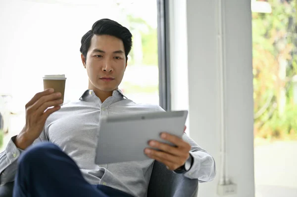 전문적 잘생긴 밀레니엄 아시아 사업가 Ceo 자신의 디지털 태블릿을 사용하고 — 스톡 사진