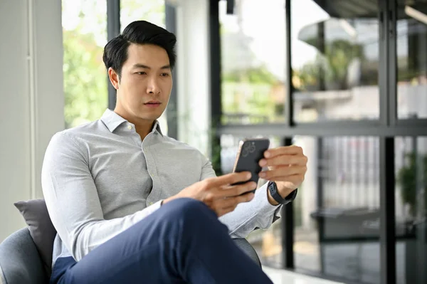 Hombre Negocios Asiático Milenario Guapo Usando Teléfono Inteligente Revisando Sus — Foto de Stock