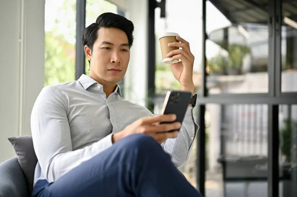 Inteligente Guapo Millennial Asiático Hombre Negocios Banquero Masculino Comprobar Correos — Foto de Stock