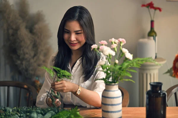 Jovem Mulher Asiática Atraente Feliz Gosta Organizar Vaso Com Belas — Fotografia de Stock