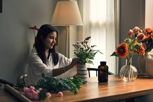 Mulher Asiática Jovem Atraente Concentra Organizar Vaso Com Flores Bonitas — Fotografia de Stock