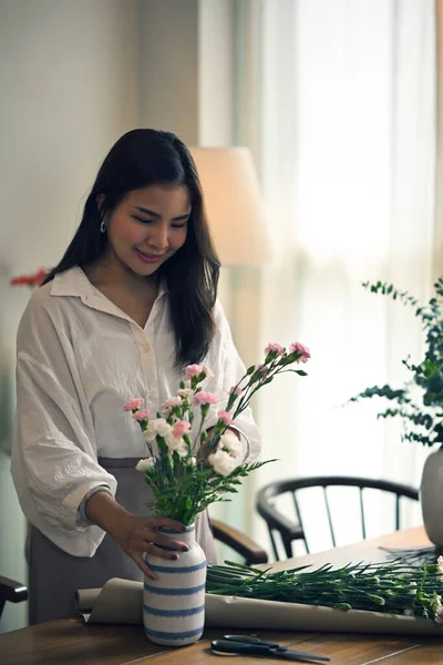 Retrato Uma Jovem Mulher Asiática Linda Gosta Organizar Vaso Com — Fotografia de Stock