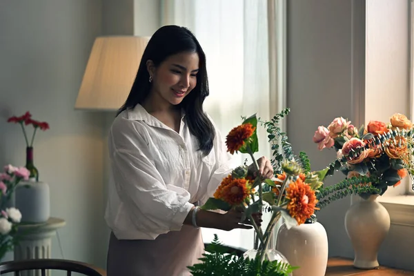 Ελκυστική Και Χαρούμενη Νεαρή Ασιάτισσα Απολαμβάνει Τακτοποιεί Φρέσκα Λουλούδια Διακοσμώντας — Φωτογραφία Αρχείου