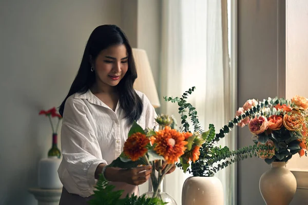 Mulher Asiática Nova Bonita Fazendo Vaso Flor Bonito Enchido Com — Fotografia de Stock