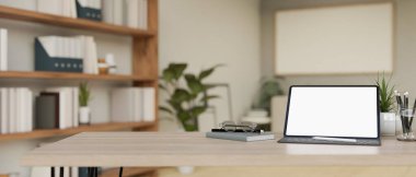 Çalışma alanı tablet beyaz ekran maketi, kablosuz klavye, kırtasiye ve asgari çalışma odasındaki açık tahta masa üstüne kopyalama alanı. 3d görüntüleme, 3d illüstrasyon