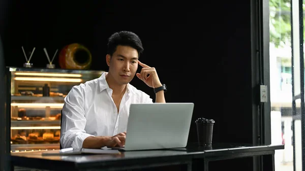 Pensativo Profesional Millennial Asiático Hombre Negocios Planificación Trabajo Trabajo Ordenador — Foto de Stock