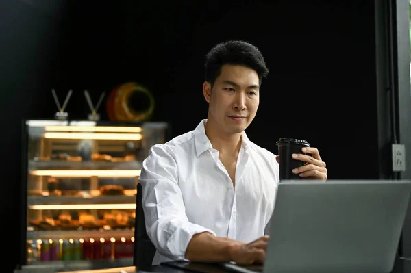 Guapo Atractivo Empresario Asiático Milenario Bebiendo Café Trabajando Trabajo Negocios — Foto de Stock