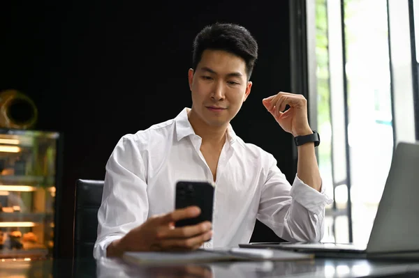 Hombre Negocios Asiático Milenario Guapo Usando Teléfono Inteligente Una Cafetería — Foto de Stock