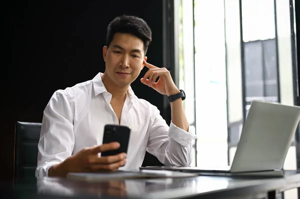 Feliz Guapo Millennial Asiático Empresario Comprobar Mensajes Teléfono Inteligente Escritorio — Foto de Stock
