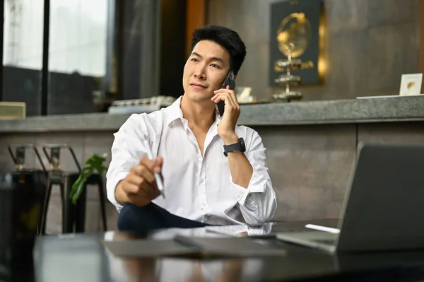 Guapo Millennial Asiático Hombre Negocios Llamando Alguien Hablando Por Teléfono — Foto de Stock