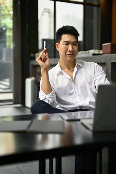 Retrato Empresario Asiático Milenario Inteligente Exitoso Jefe Masculino Que Planea — Foto de Stock