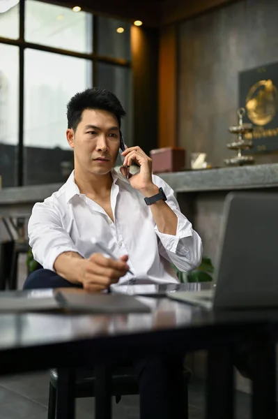 Retrato Hombre Negocios Asiático Milenario Enfocado Inteligente Hablando Por Teléfono — Foto de Stock