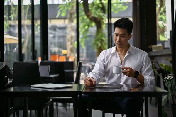 Profesional Guapo Millennial Asiático Empresario Remoto Trabajando Una Cafetería Sorbiendo — Foto de Stock
