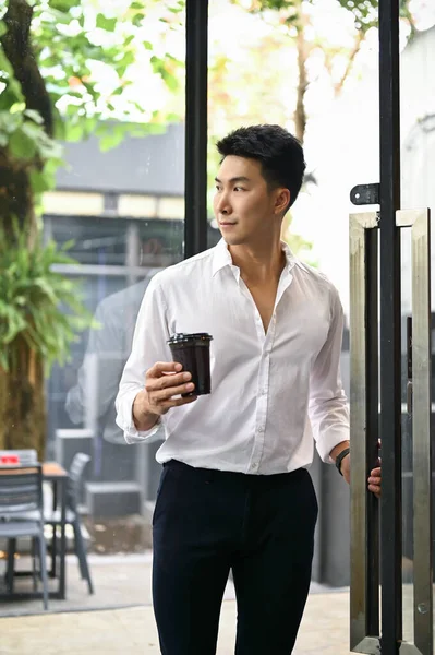 Retrato Guapo Feliz Empresario Asiático Milenario Con Taza Café Abriendo — Foto de Stock