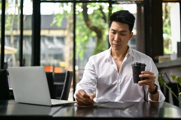 Hombre Negocios Asiático Milenario Concentrado Inteligente Tomando Notas Cuaderno Mientras — Foto de Stock