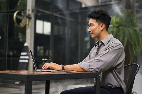 Vista Lateral Hombre Asiático Milenario Guapo Está Utilizando Computadora Portátil — Foto de Stock