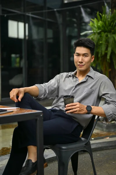 Guapo Sonriente Hombre Asiático Milenario Sienta Una Cafetería Aire Libre — Foto de Stock