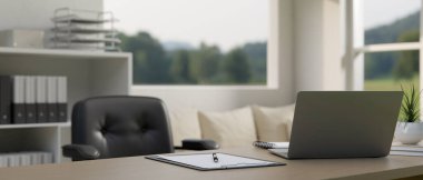 Dizüstü bilgisayarı, ofis malzemeleri ve dekorasyonu olan modern bir ofis resmi. 3d görüntüleme, 3d illüstrasyon