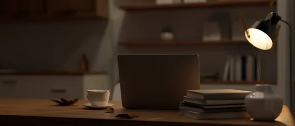 现代工作空间晚上在黑暗的房间里 笔记本电脑 咖啡杯和装饰在桌子上 后视镜图像 3D渲染 3D说明 — 图库照片