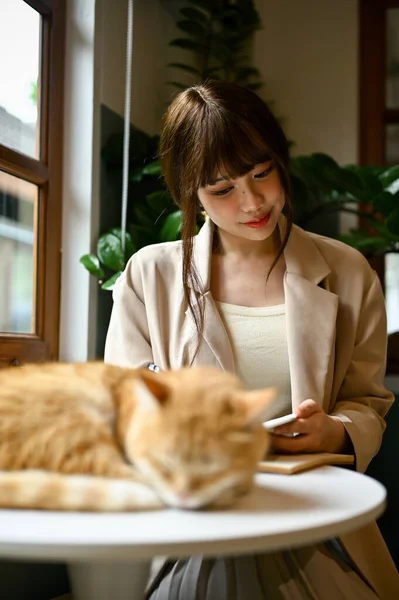 Mulher Asiática Jovem Atraente Senta Livro Uma Mesa Janela Enquanto — Fotografia de Stock
