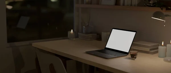 在黑暗的房间里 一个带笔记本电脑的电脑白色屏幕的家庭工作空间的特写图片在一张木制桌子上 3D渲染 3D说明 — 图库照片