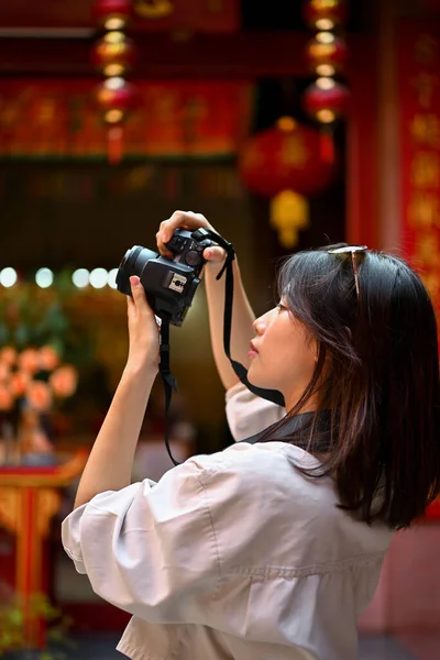 Портрет Молодой Азиатской Туристки Фотографирующей Красивый Китайский Храм Камерой — стоковое фото