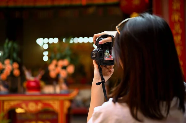 Una Joven Turista Asiática Usa Cámara Para Tomar Una Foto —  Fotos de Stock