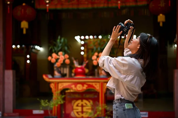 Feliz Joven Turista Asiática Tomando Fotos Templo Chino Disfrutando Ciudad —  Fotos de Stock
