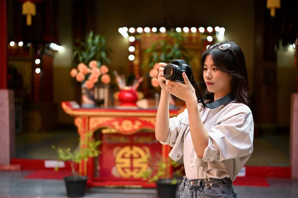 Atractiva Feliz Joven Turista Asiática Visitando Tomando Fotos Hermoso Templo — Foto de Stock