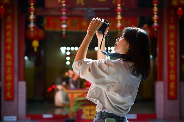 Una Joven Turista Asiática Usa Cámara Para Tomar Una Foto —  Fotos de Stock