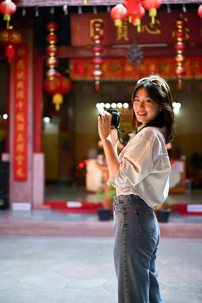 Retrato Una Hermosa Feliz Joven Turista Asiática Disfrutando Visita Histórica —  Fotos de Stock