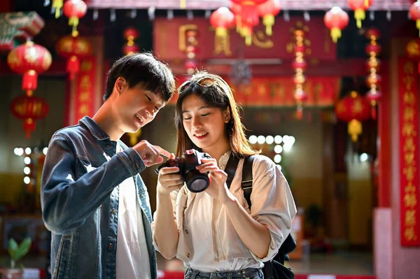 Sorrindo Feliz Jovem Casal Turistas Asiáticos Verificando Suas Fotos Câmera — Fotografia de Stock