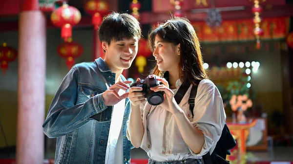Feliz Jovem Casal Turistas Asiáticos Verificando Suas Fotos Câmera Enquanto — Fotografia de Stock