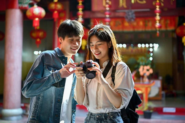Feliz Sorridente Jovem Casal Turistas Asiáticos Desfrutando Sua Cidade Velha — Fotografia de Stock