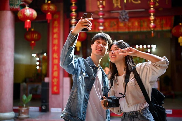 Linda Feliz Joven Pareja Turistas Asiáticos Tomando Sus Fotos Con — Foto de Stock