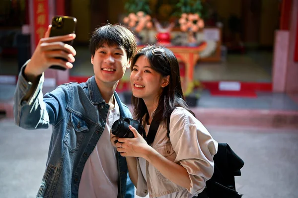 Bonito Feliz Jovem Casal Turístico Asiático Tirando Suas Fotos Com — Fotografia de Stock