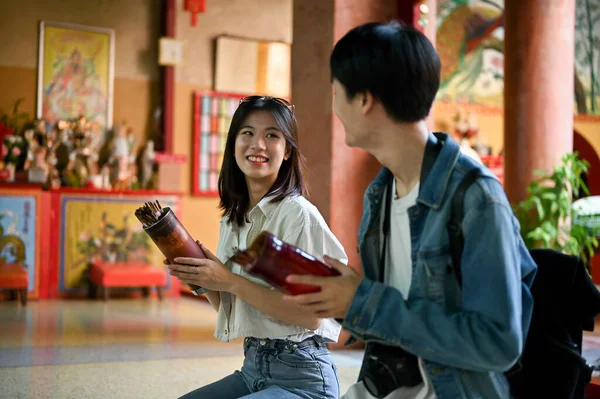Feliz Jovem Asiático Casal Ora Para Sorte Treme Chinês Fortuna — Fotografia de Stock