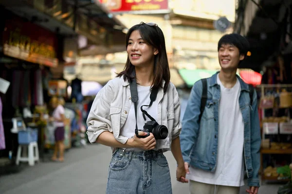 Feliz Encantadora Joven Mujer Asiática Disfruta Tomando Fotos Visitando Mercado — Foto de Stock
