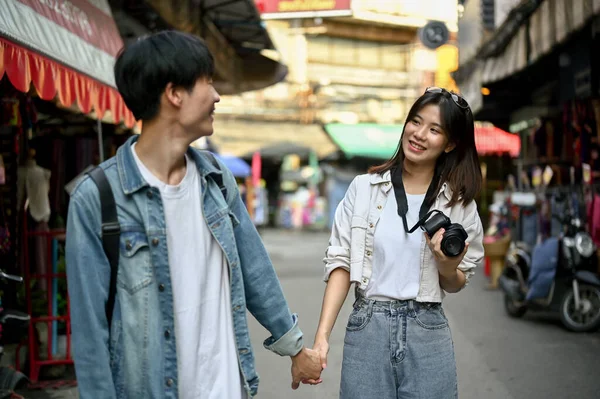 Kedves Boldog Fiatal Ázsiai Turista Pár Kéz Kézben Miközben Városnézés — Stock Fotó