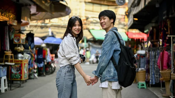 Preciosa Sonriente Joven Pareja Turistas Asiáticos Tomados Mano Mientras Visitan — Foto de Stock